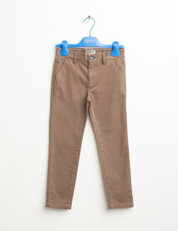 Pantalone modello chino in gabardina leggermente elasticizzata